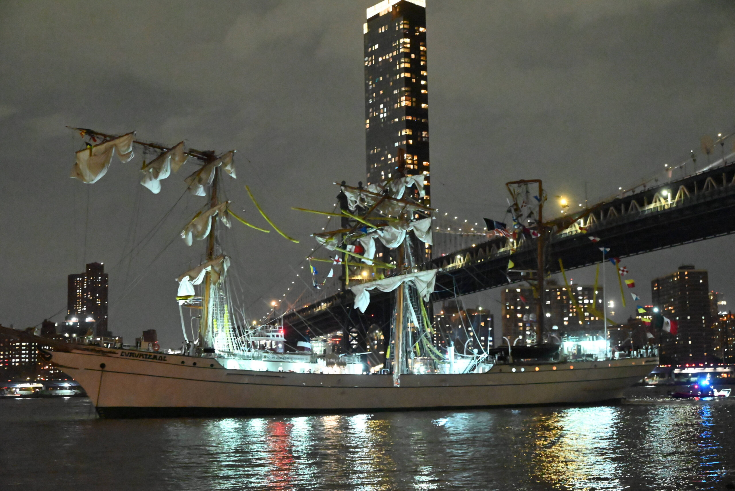 Am Samstag (Ortszeit) kollidierte das Segelschiff „Cuauhtémoc“ kollidiert mit der Brooklyn Bridge.