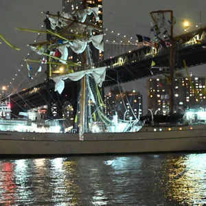 Am Samstag (Ortszeit) kollidierte das Segelschiff „Cuauhtémoc“ kollidiert mit der Brooklyn Bridge.