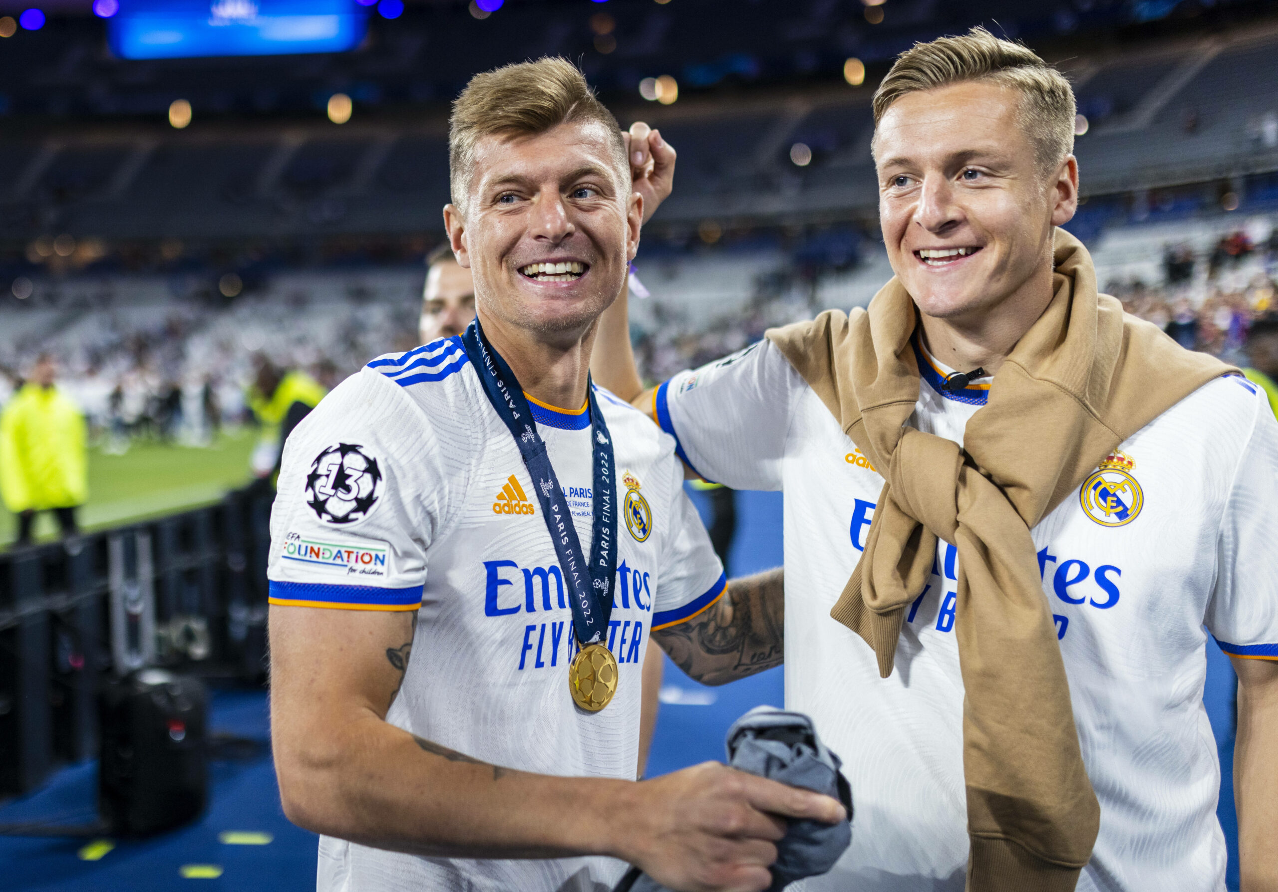 Toni Kroos und Felix Kroos lächeln im Real-Madrid-Trikot