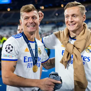 Toni Kroos und Felix Kroos lächeln im Real-Madrid-Trikot