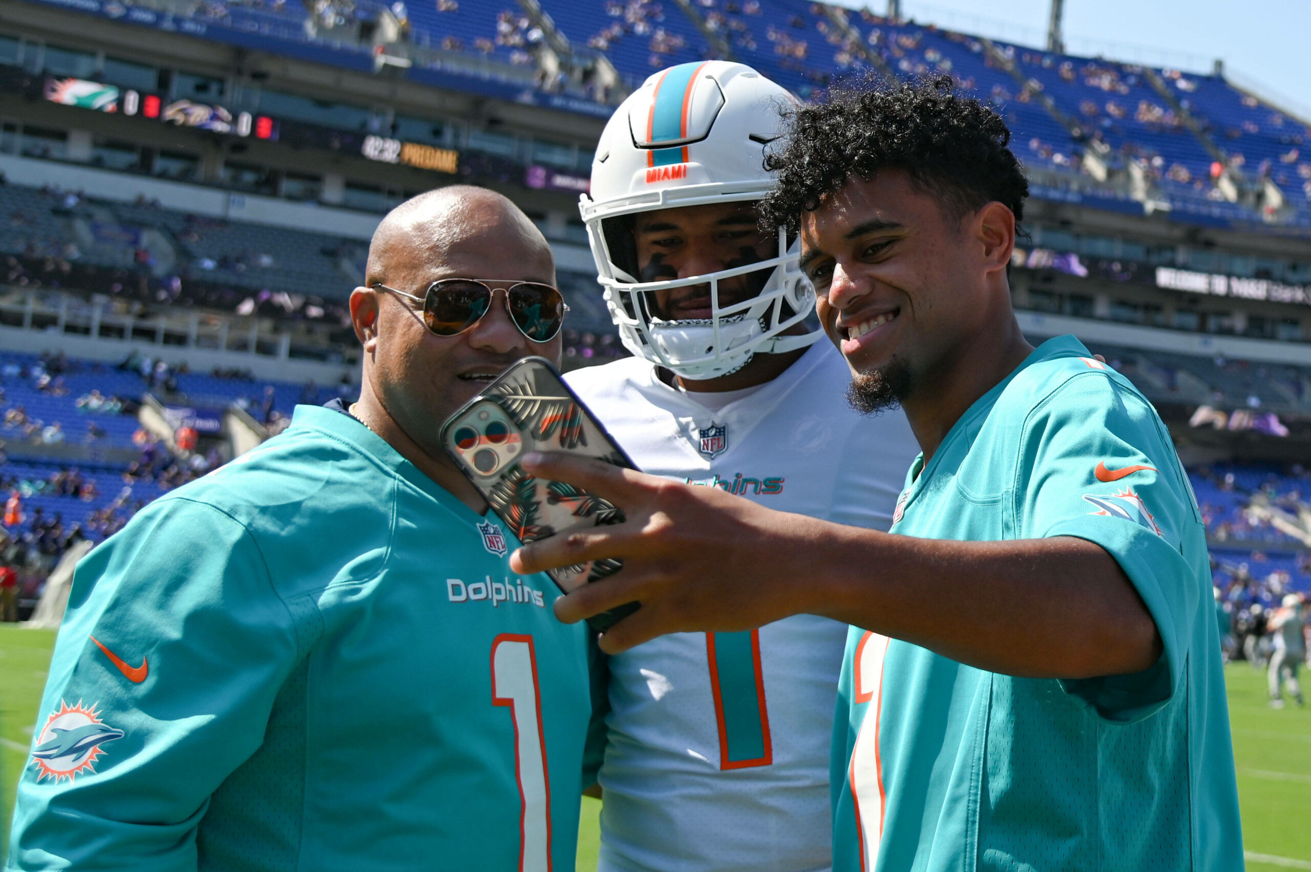 Taulia Tagovailoa macht ein Selfie mit Tua Tagovailoa