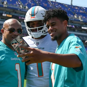 Taulia Tagovailoa macht ein Selfie mit Tua Tagovailoa