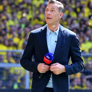 Erik Meijer vor dem Feld als TV-Experte
