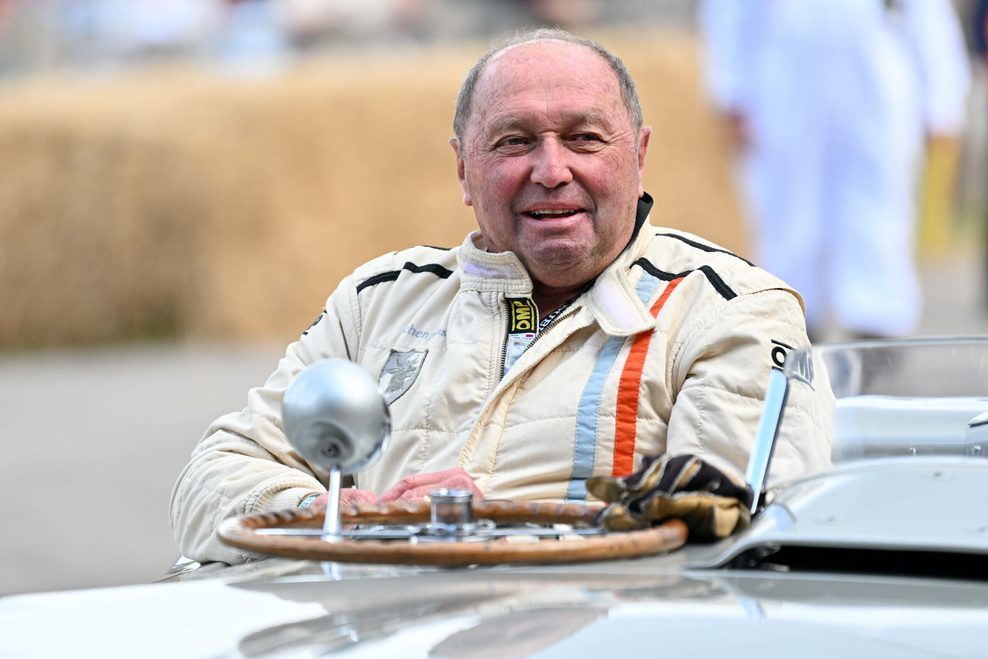 Jochen Mass 2023 bei einem Oldtimer-Rennen