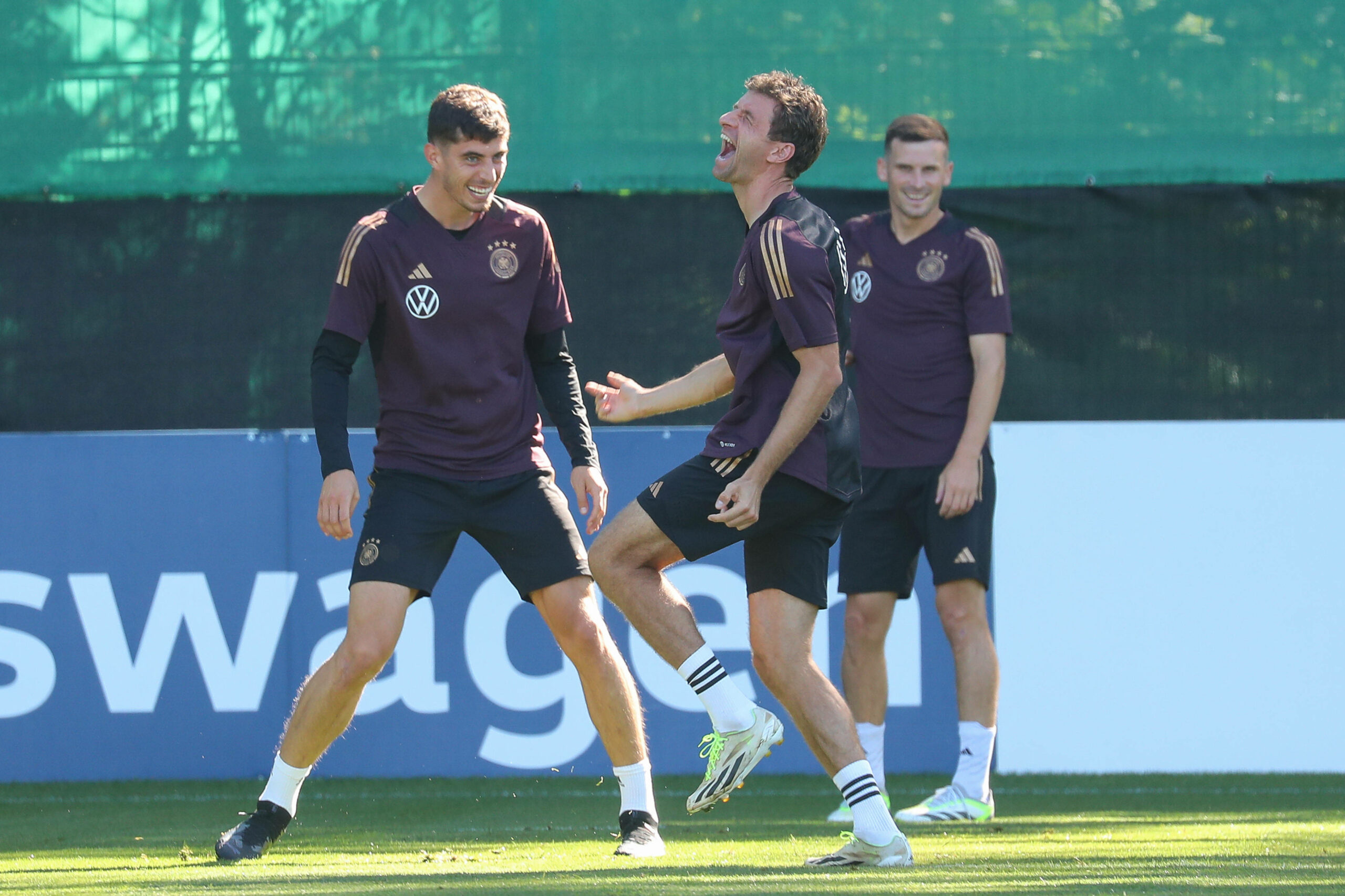 Thomas Müller und Kai Havertz lachen beim DFB-Training nebeneinander