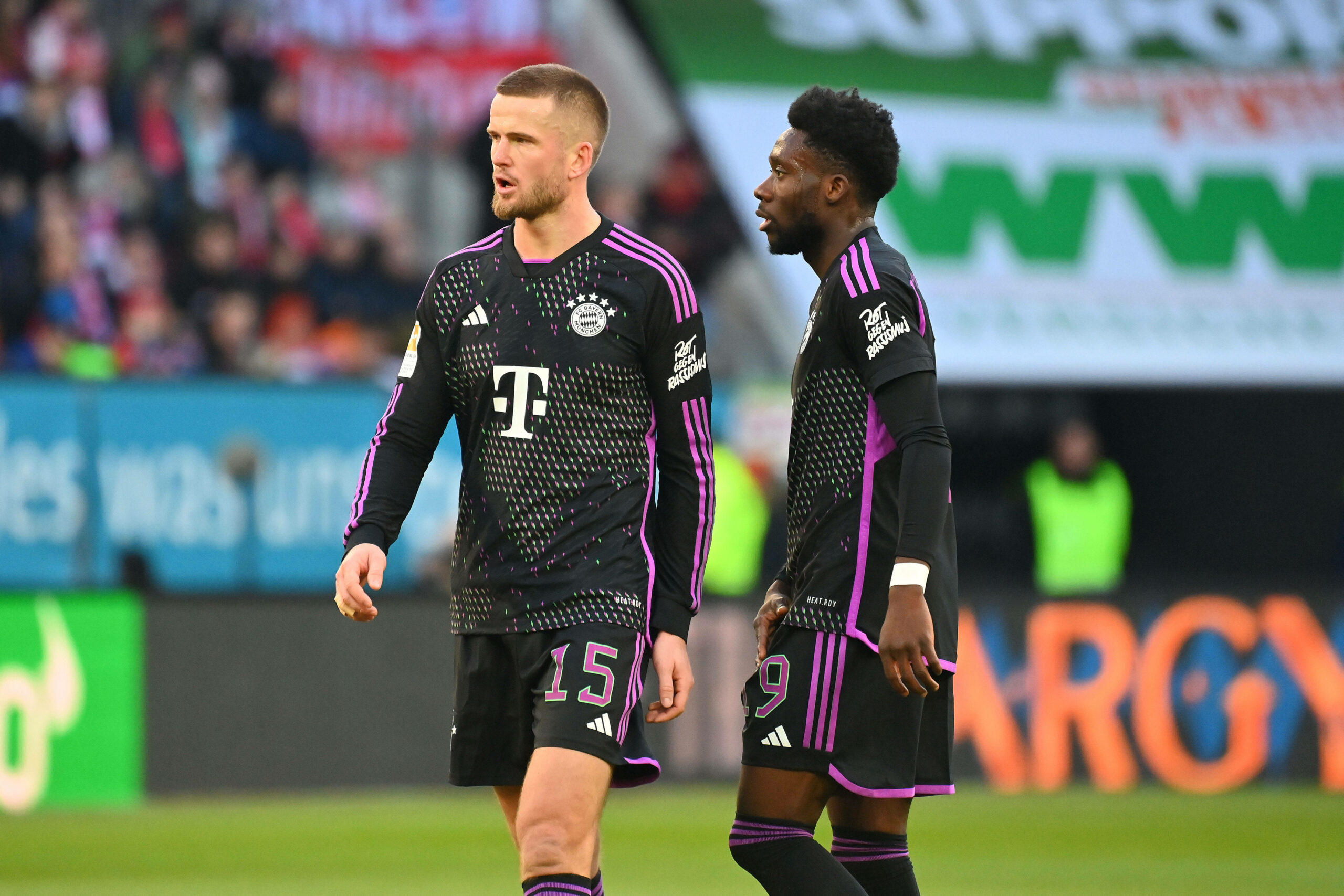 Eric Dier und Alphonso Davies auf dem Spielfeld
