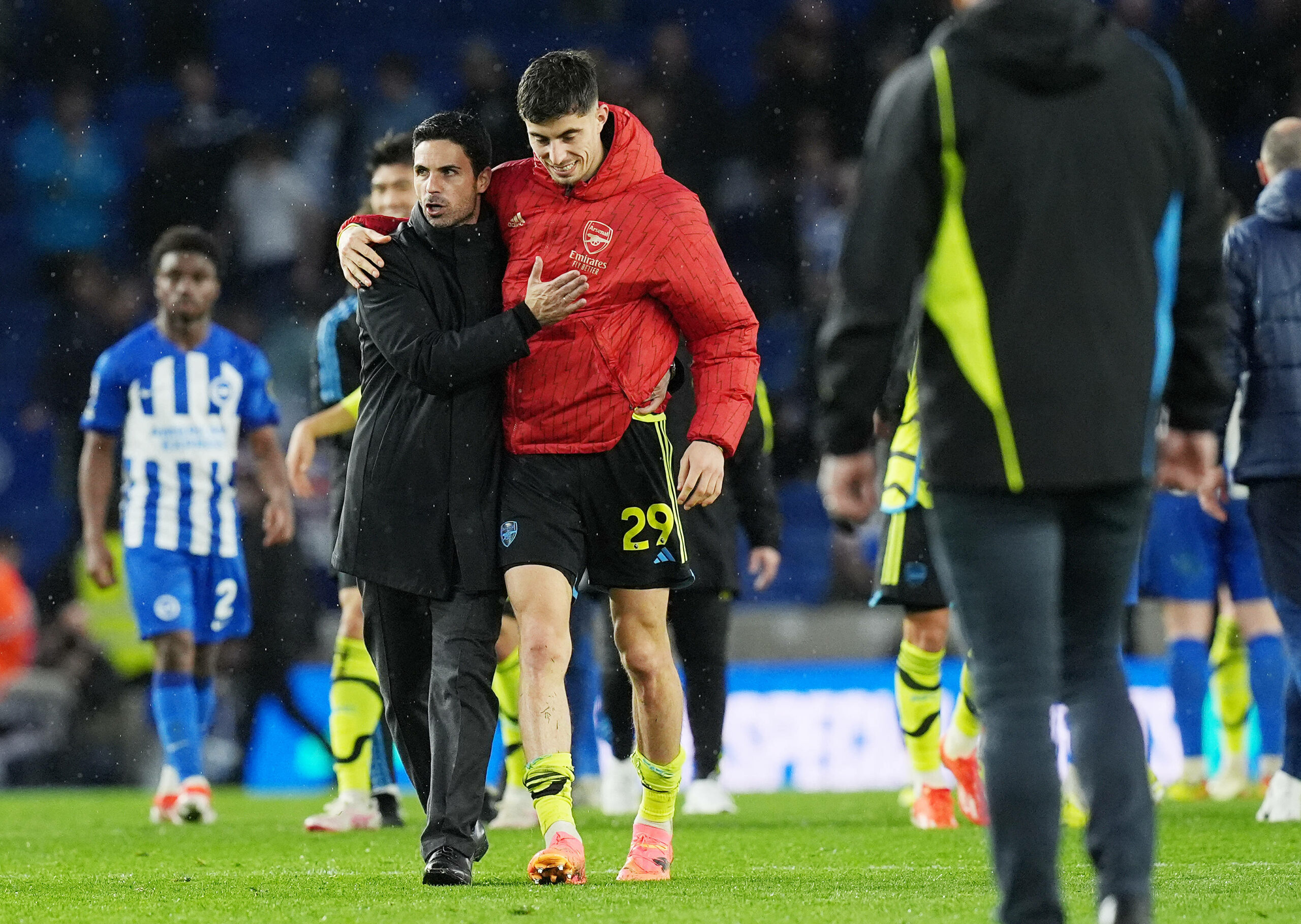 Mikel Arteta umarmt Kai Havertz auf dem Spielfeld