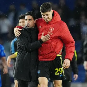 Mikel Arteta umarmt Kai Havertz auf dem Spielfeld