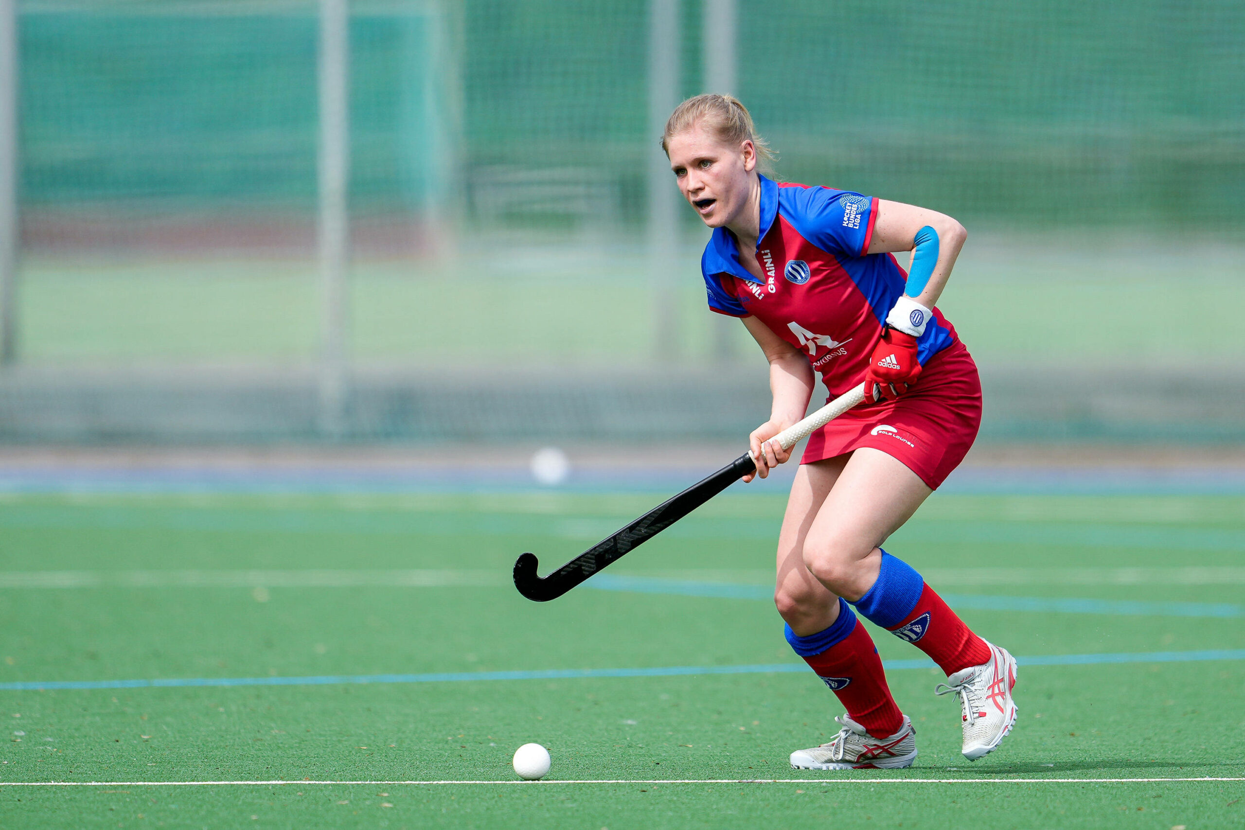 Hockey-Spielerin Kaja Hansen führt den Ball