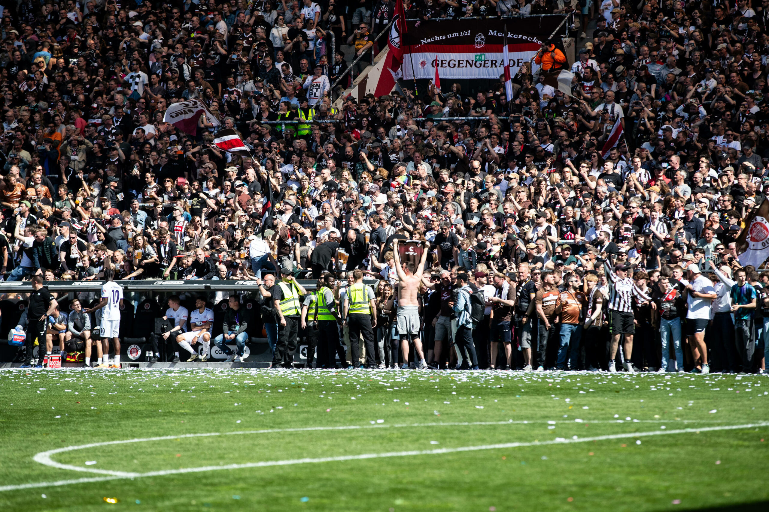 St. Pauli-Fans warten auf den Abpfiff gegen Osnabrück, um den Bundesliga-Aufstieg zu feiern