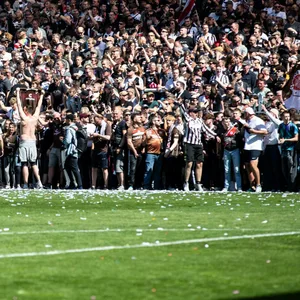 St. Pauli-Fans warten auf den Abpfiff gegen Osnabrück, um den Bundesliga-Aufstieg zu feiern