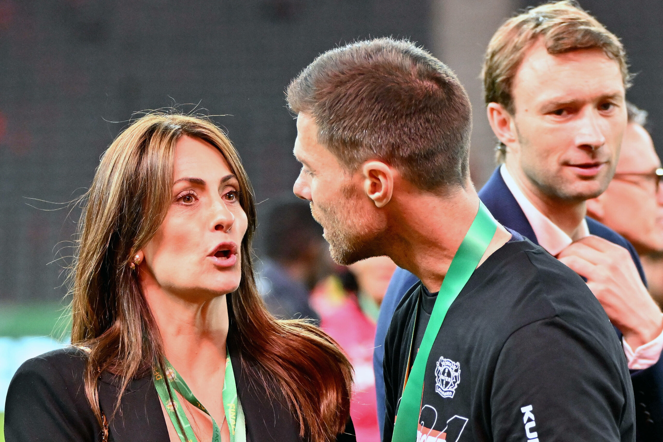 Nagore Aranburu und Xabi Alonso nach dem DFB-Pokal-Triumph 2024