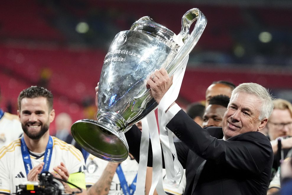 Carlo Ancelotti hält die Champions-League-Trophäe in die Höhe