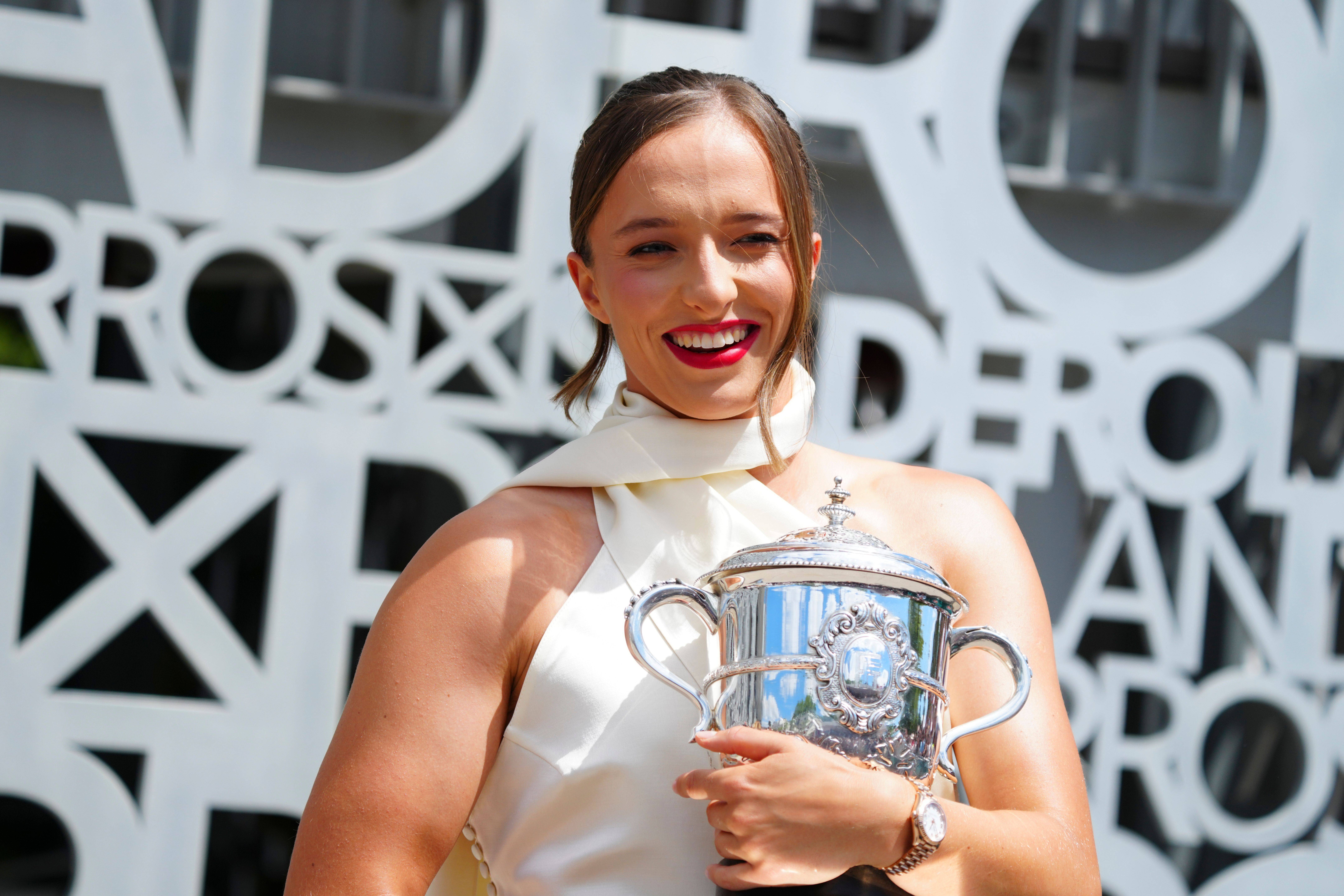 Iga Świątek mit der French Open Trophäe