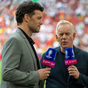 Johannes B. Kerner und Experte Michael Ballack beim EM-Finale 2024