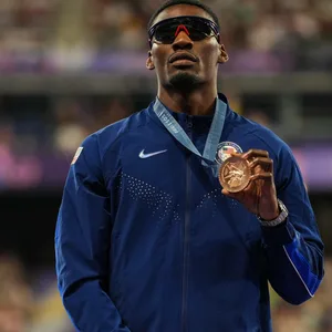 Fred Kerley posiert mit seiner Bronzemedaille