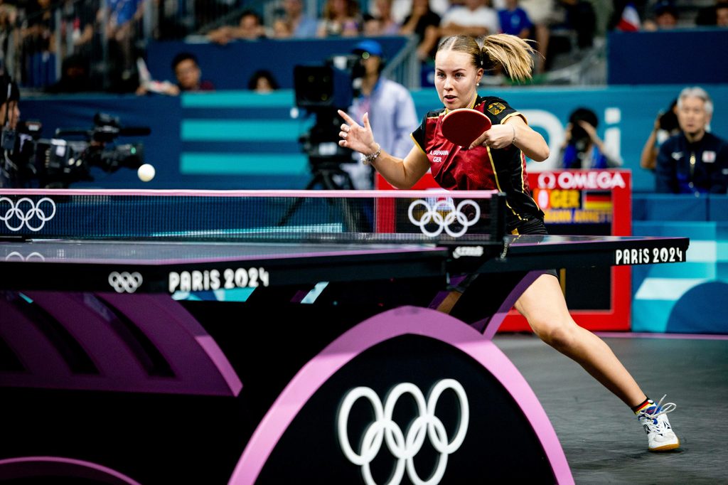 Annett Kaufmann schlägt bei den Olympischen Spielen in Paris an der Tischtennis-Platte