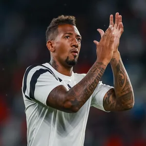 Jérôme Boateng klatscht in die Hände, während er zur Tribüne blickt