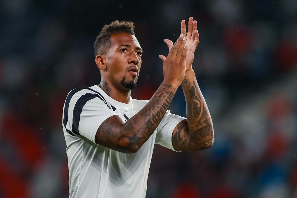 Jérôme Boateng klatscht in die Hände, während er zur Tribüne blickt