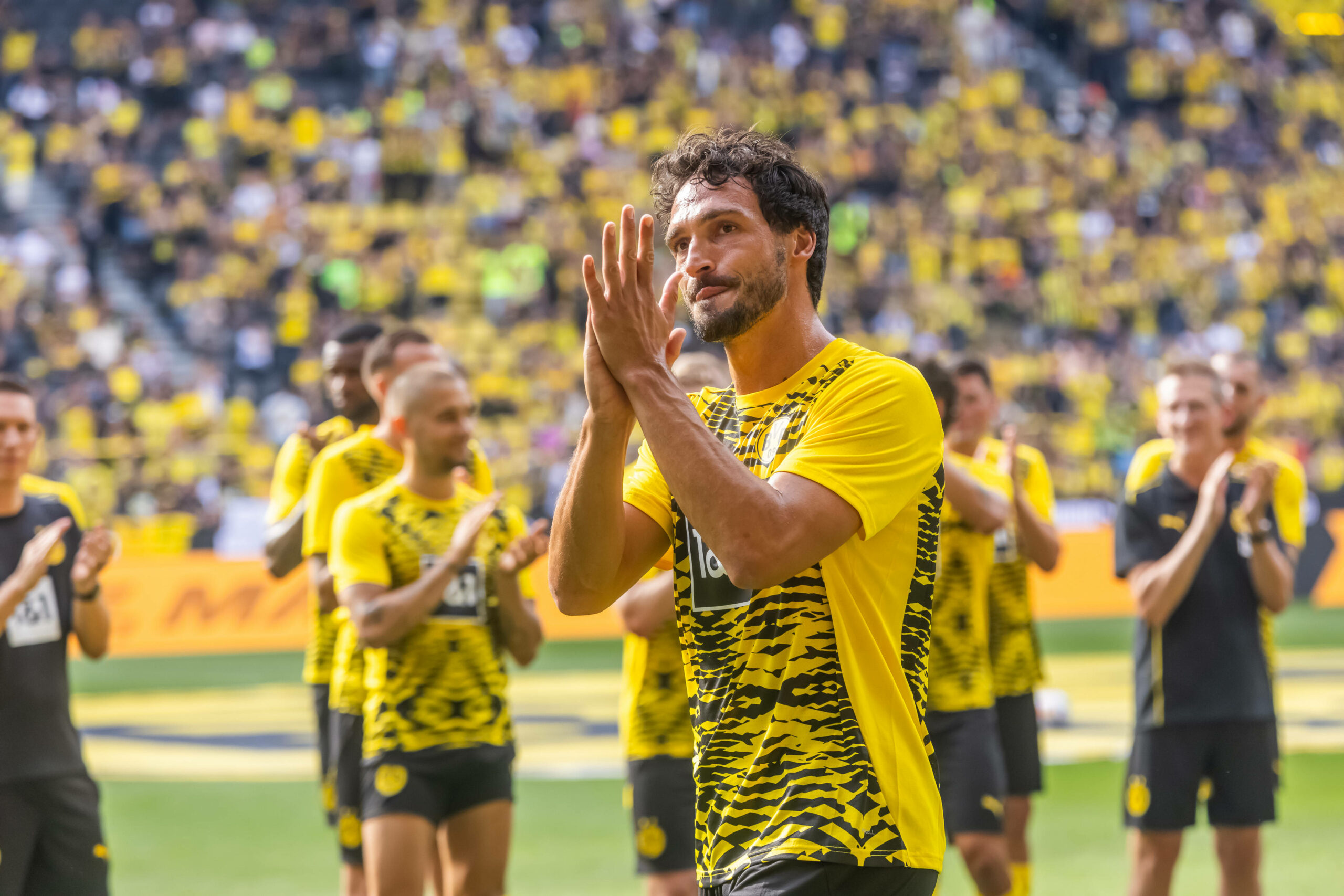 Mats Hummels bedankt sich bei den Fans bei seiner Verabschiedung beim BVB