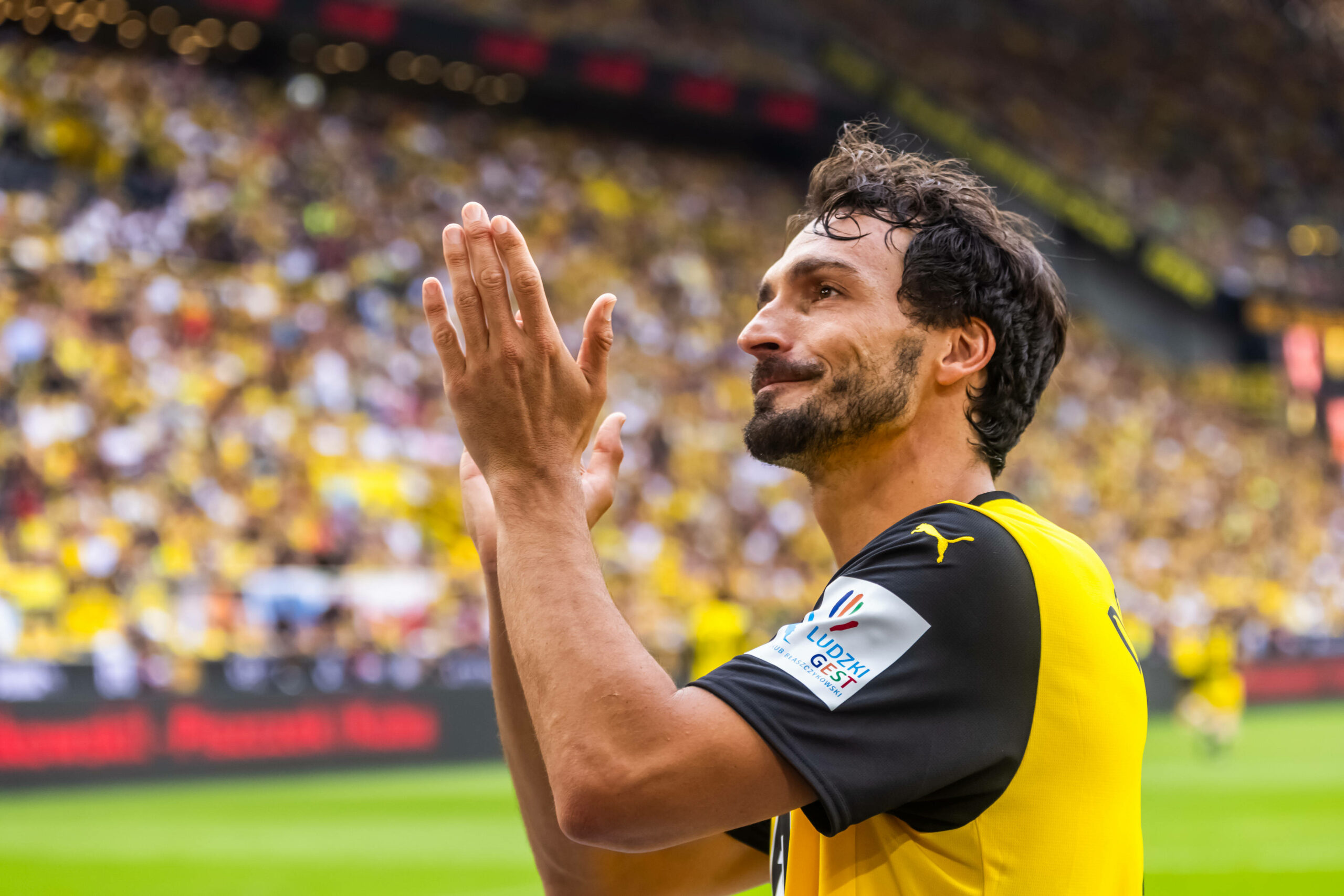 Mats Hummels klatscht im BVB-Trikot