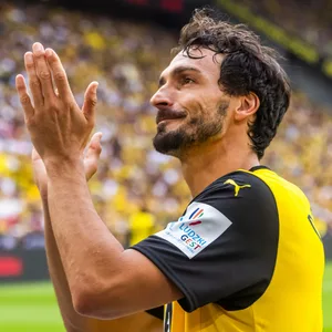 Mats Hummels klatscht im BVB-Trikot