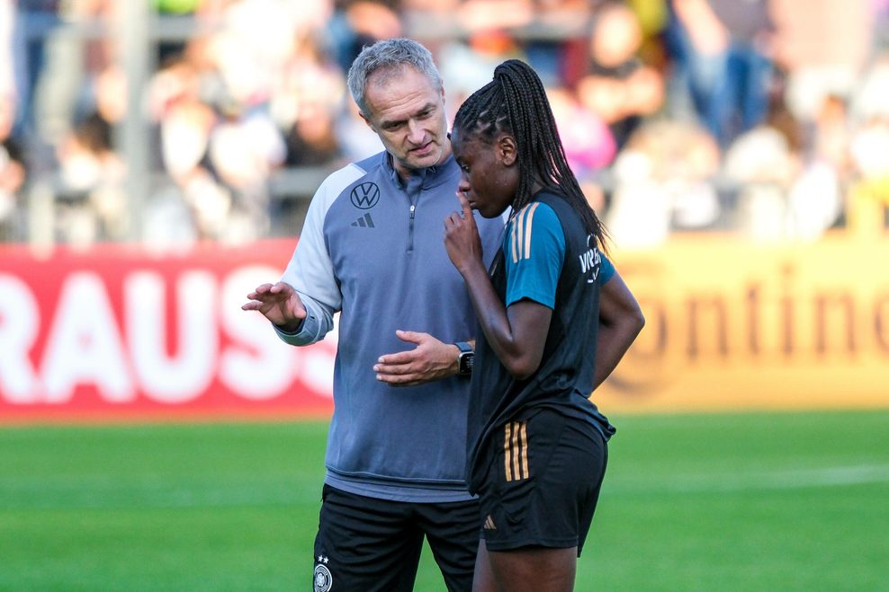 Christian Wück und Nicole Anyomi sprechen beim öffentlichen Training