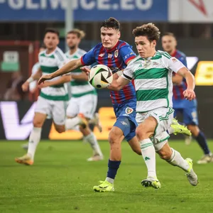 Arkadiusz Pyrka in einem Zweikampf um den Ball