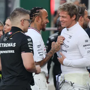 Lewis Hamilton und Brad Pitt klatschen ab.