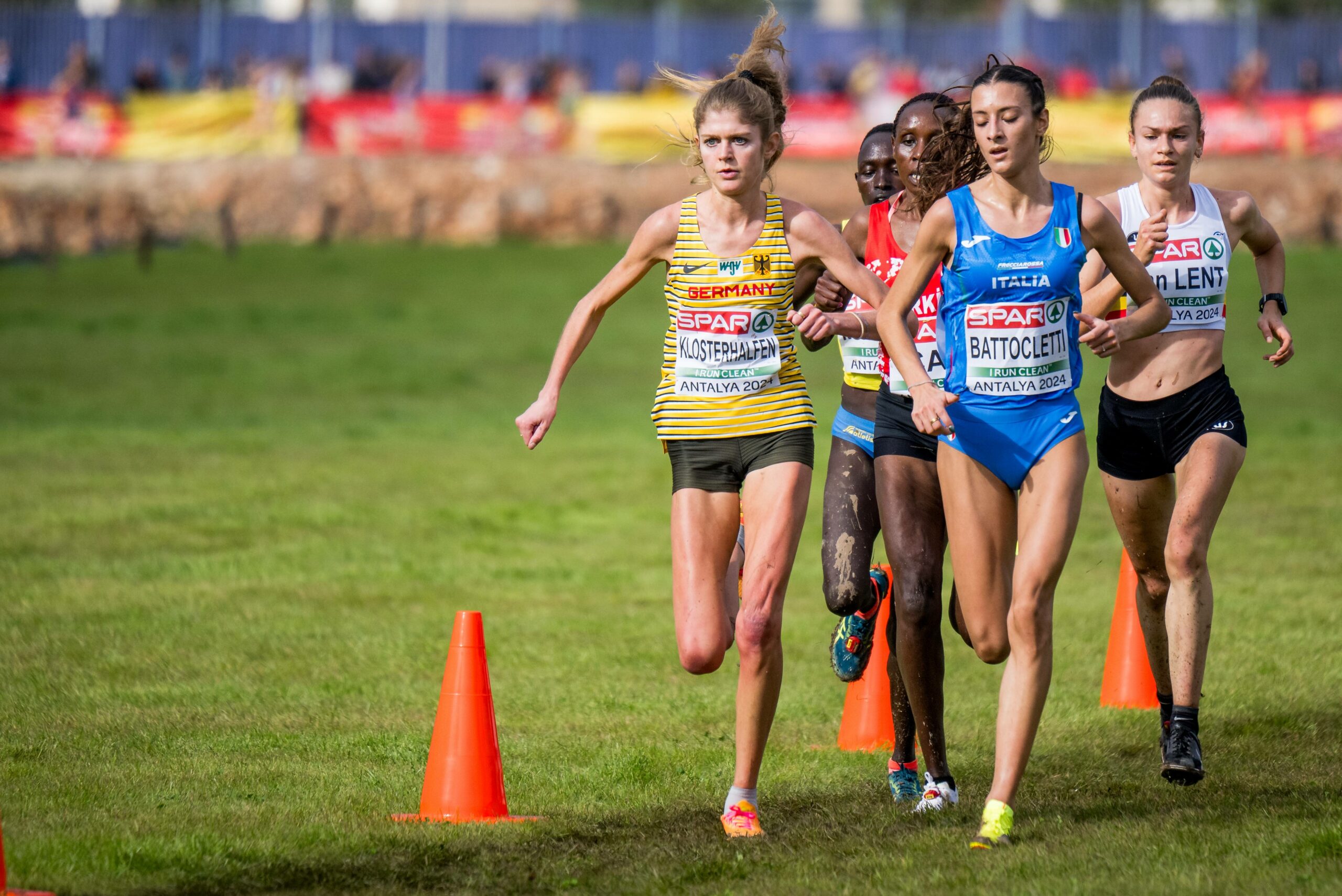 Konstanze Klosterhalfen während eines Rennen in 2024