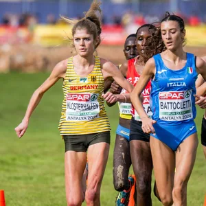 Konstanze Klosterhalfen während eines Rennen in 2024