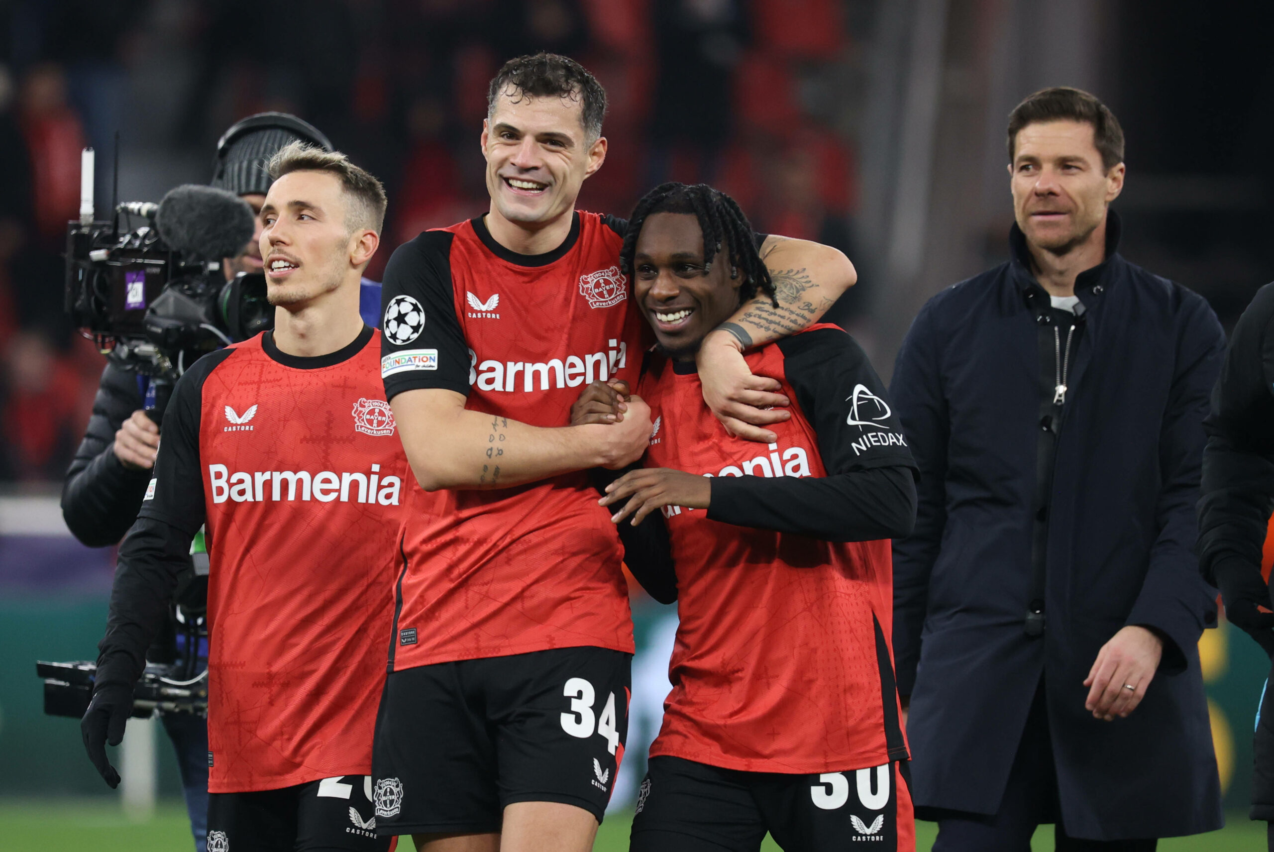 Alejandro Grimaldo, Granit Xhaka, Jeremie Frimpong und Xabi Alonso jubeln nebeneinander