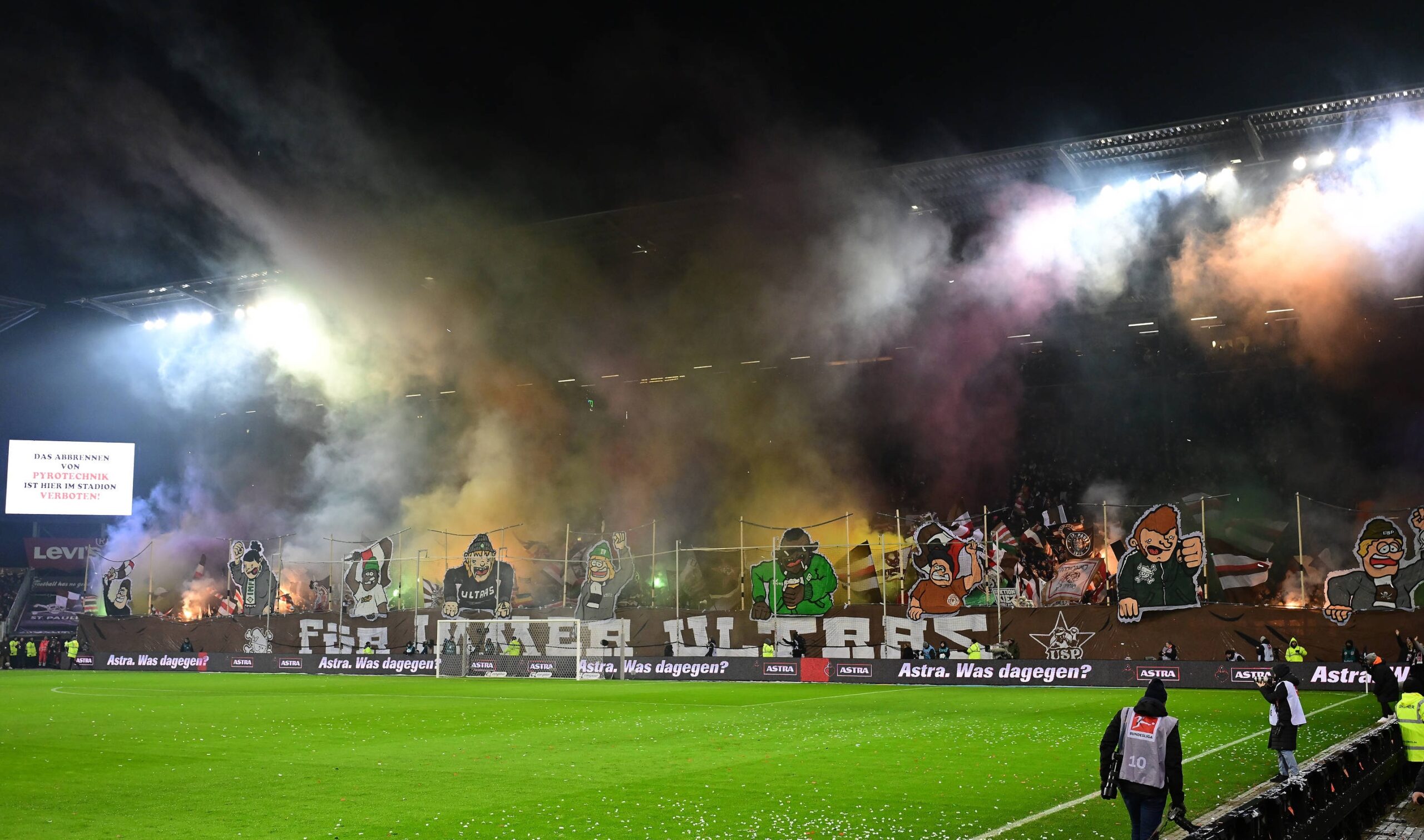 Pyro-Show der St. Pauli-Fans gegen Bremen