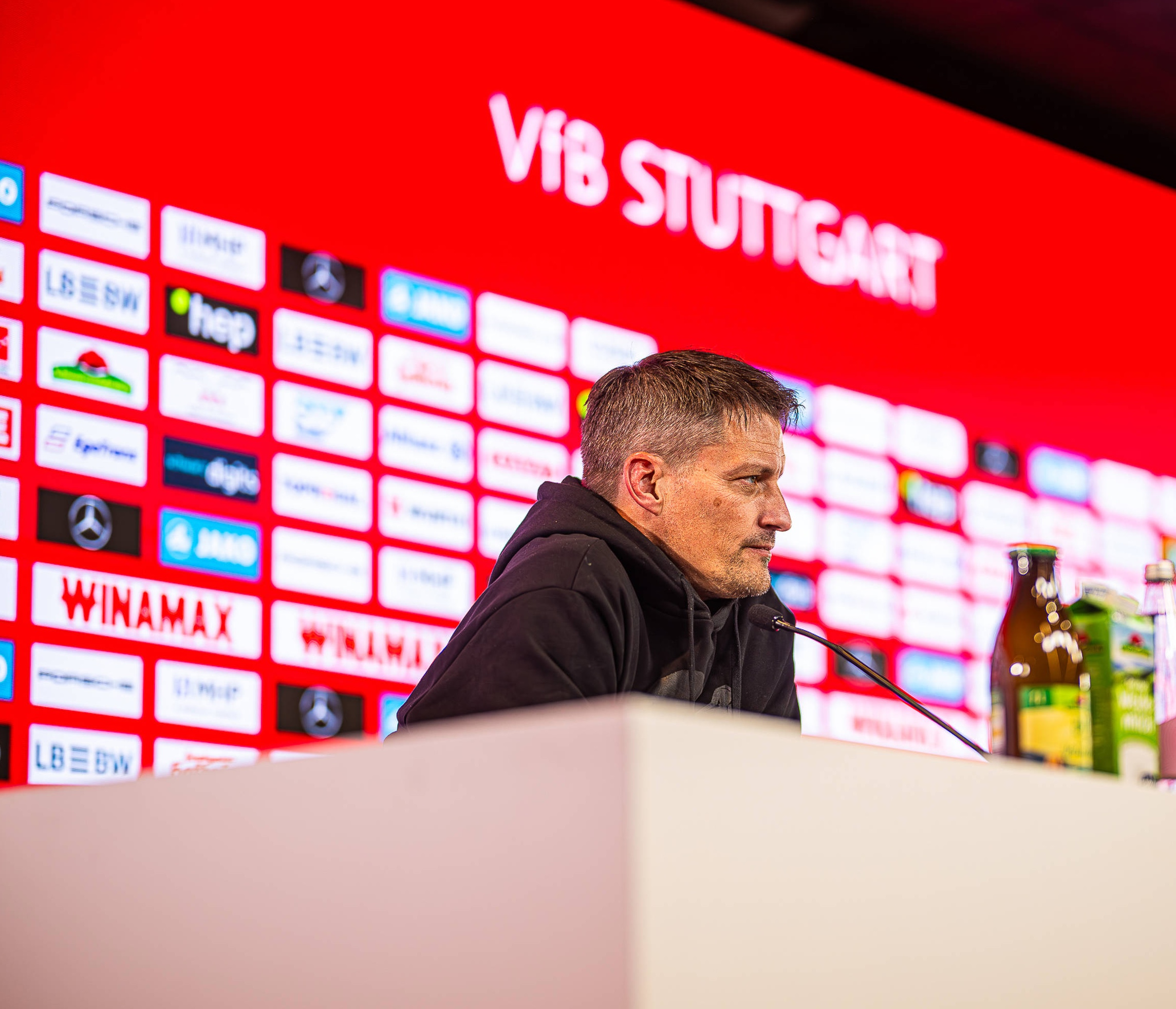 Alex Blessin auf der PK in Stuttgart