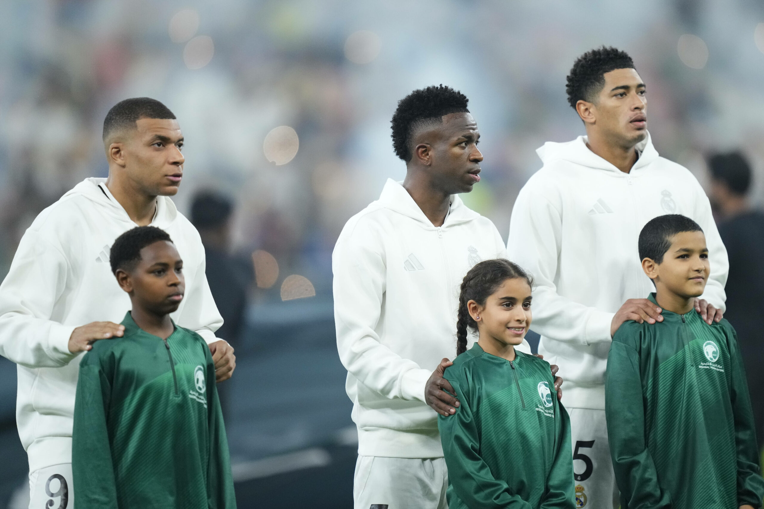 Kylian Mbappe, Vinicius Jr. und Jude Bellingham stehen nebeneinander