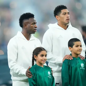 Kylian Mbappe, Vinicius Jr. und Jude Bellingham stehen nebeneinander