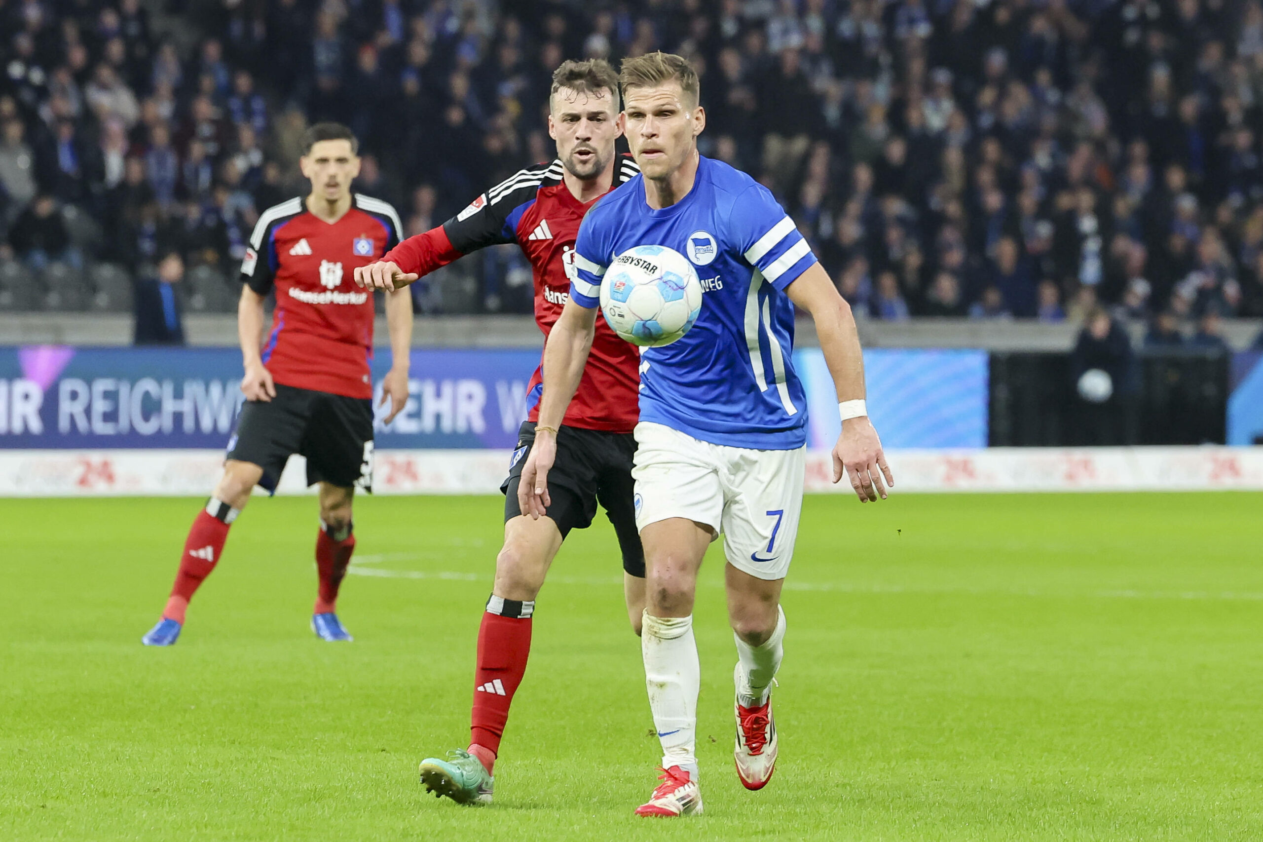 Florian Niederlechner am Ball vor Jonas Meffert