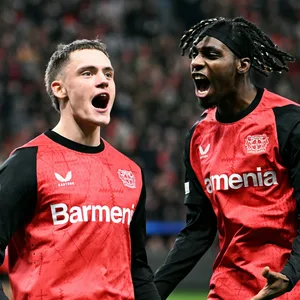 Florian Wirtz und Jeremie Frimpong jubeln