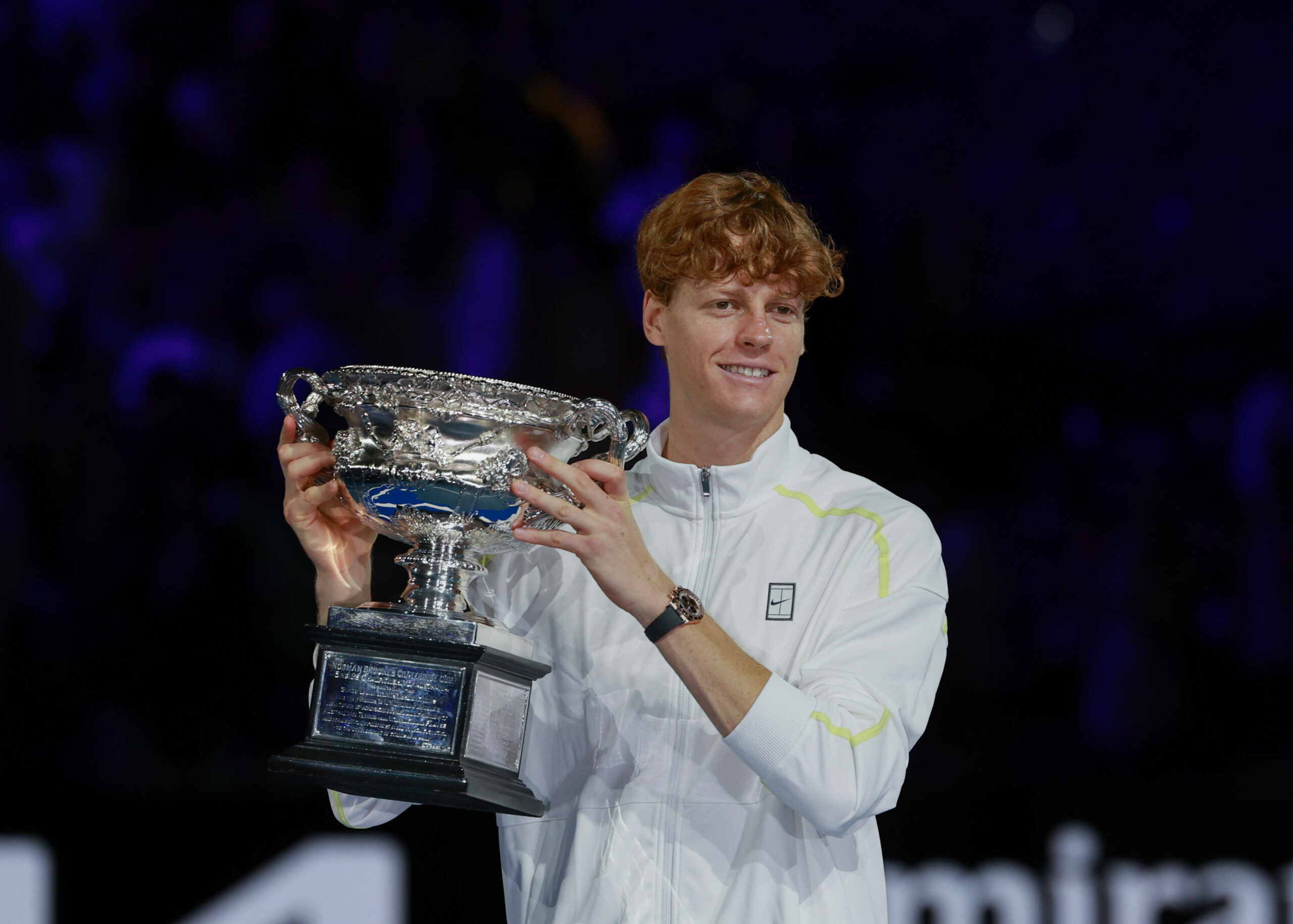 Jannik Sinner mit der Trophäe des Australien Open