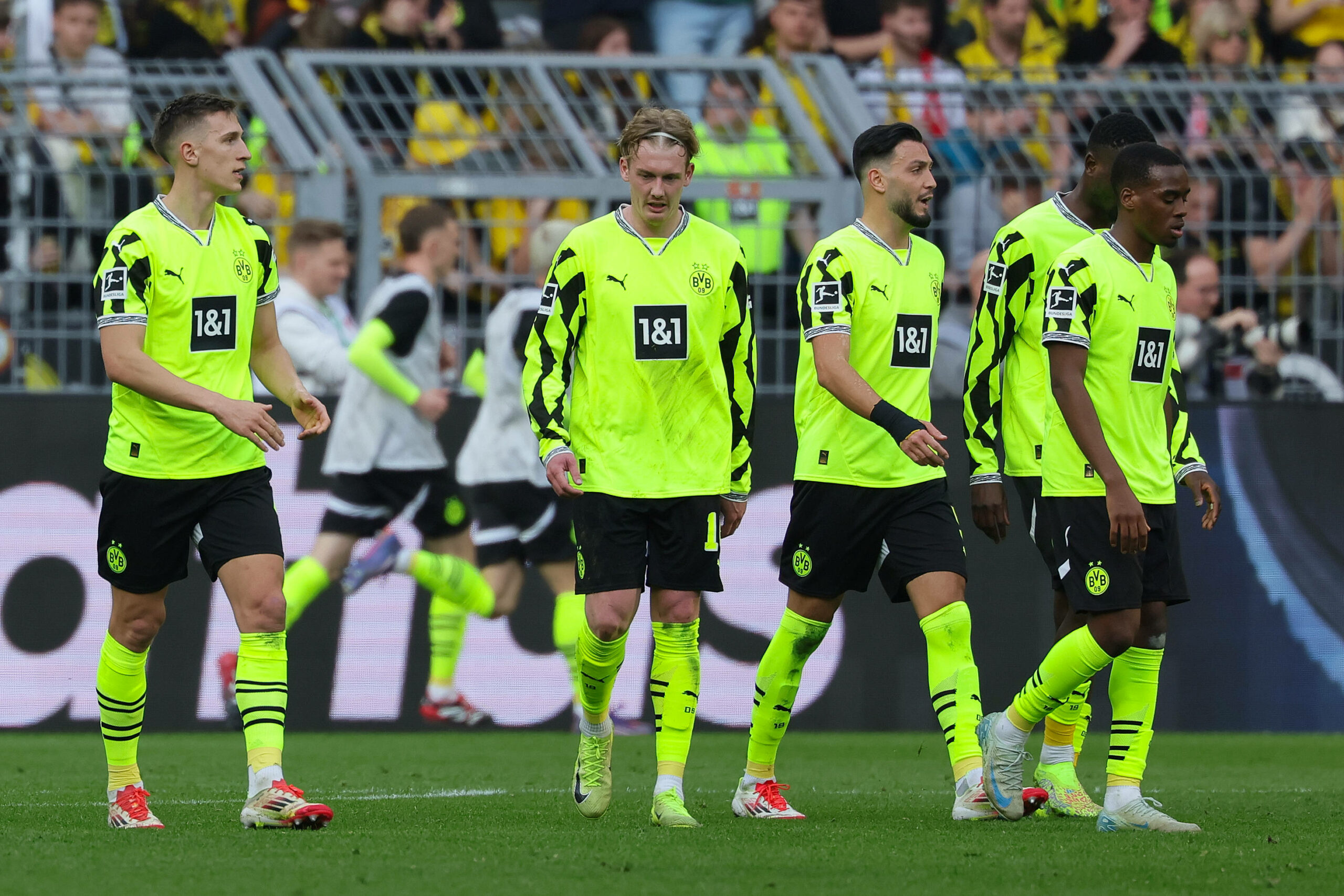 Nico Schlotterbeck, Julian Brandt, Rami Bensebaini, Serhou Guirassy und Jamie Gittens sind nach einem Gegentor enttäuscht