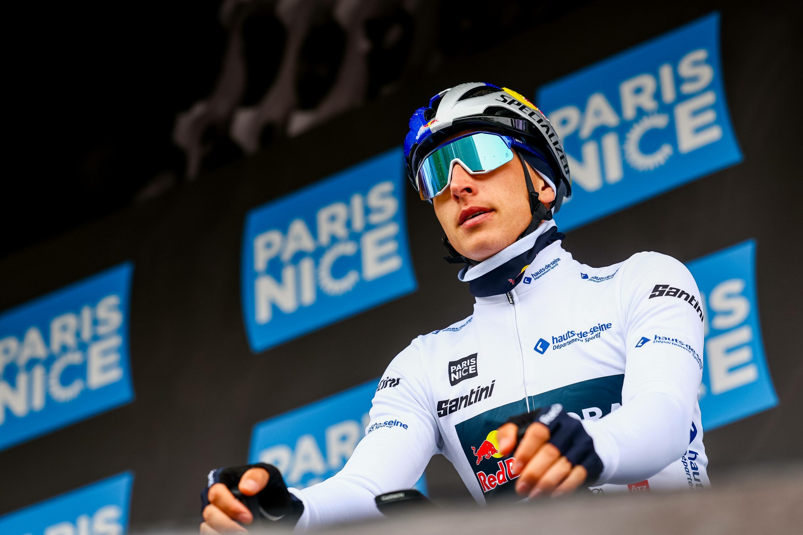 Florian Lipowitz vor einem Rennstart mit Helm und Brille.