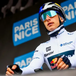 Florian Lipowitz vor einem Rennstart mit Helm und Brille.