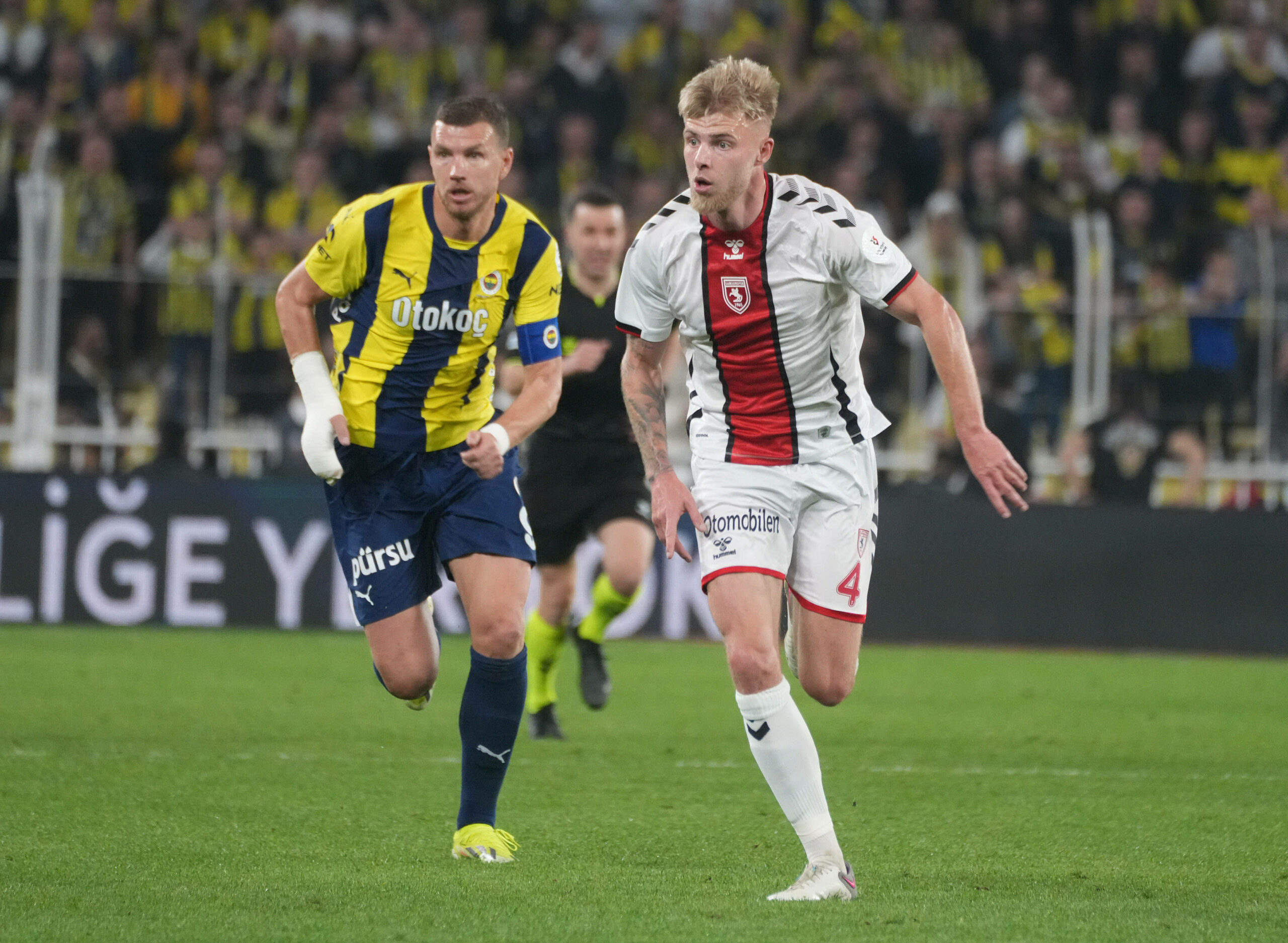 Rick van Drongelen im Laufduell mit Edin Dzeko