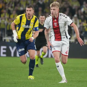 Rick van Drongelen im Laufduell mit Edin Dzeko