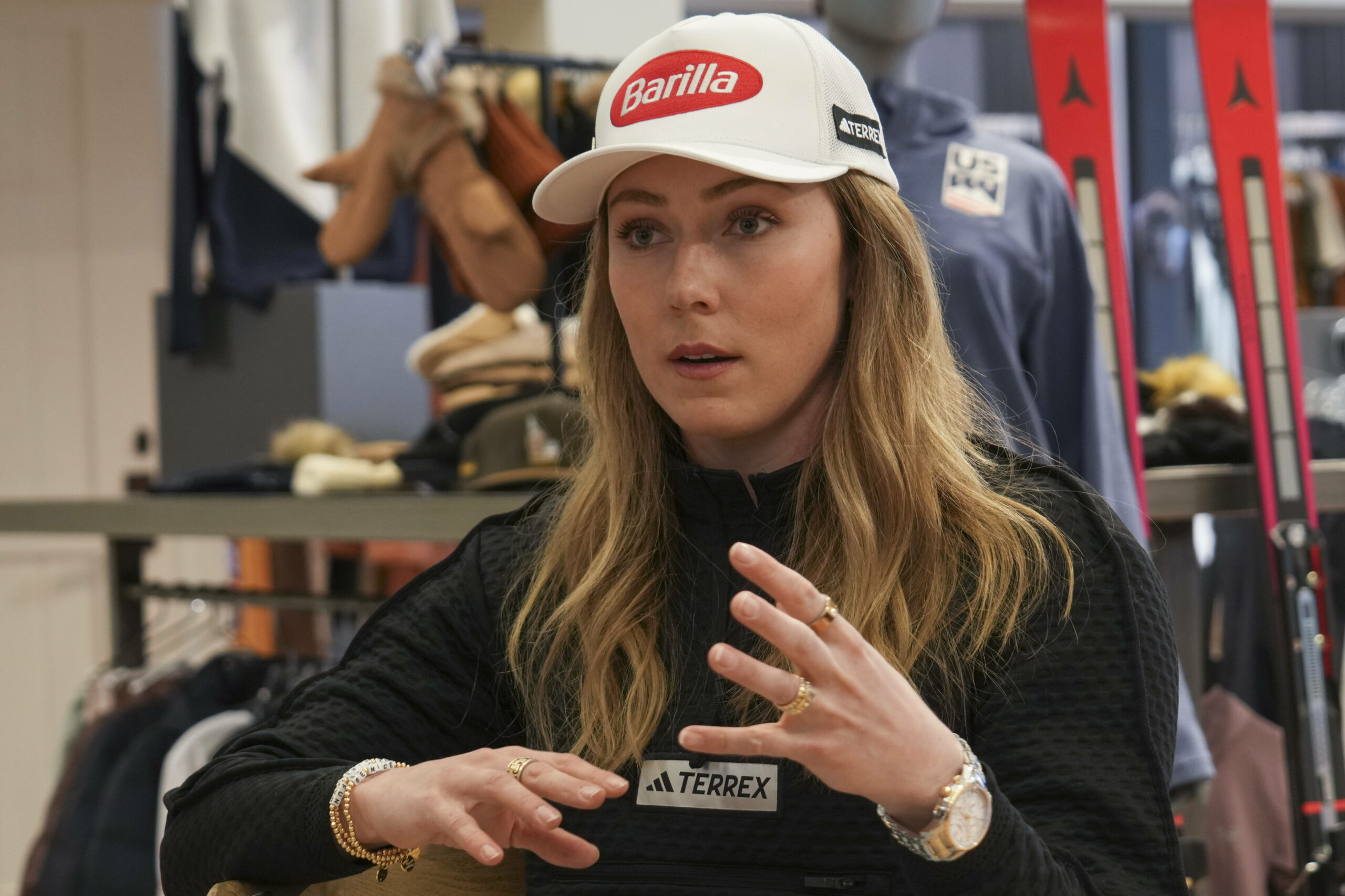 Mikaela Shiffrin gestikuliert
