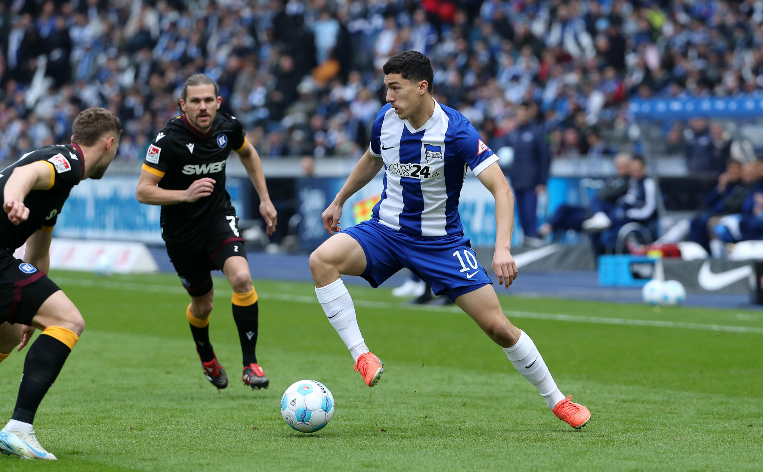 Ibrahim Maza mitten im dribbeln