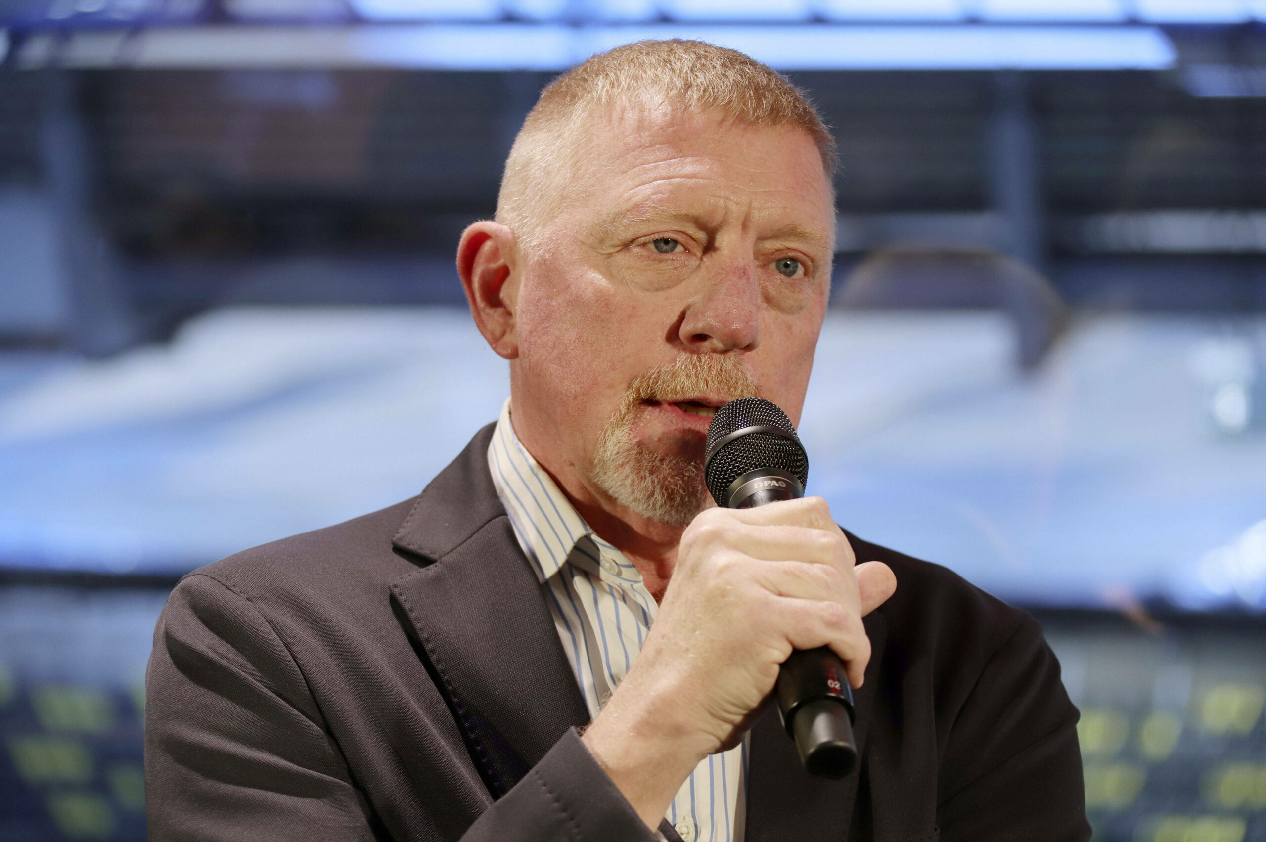 Boris Becker spricht in ein Mikrofon