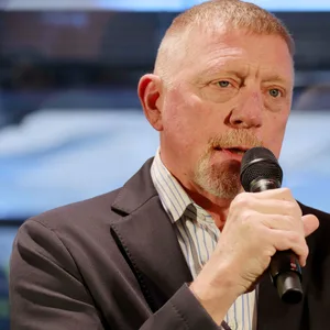 Boris Becker spricht in ein Mikrofon