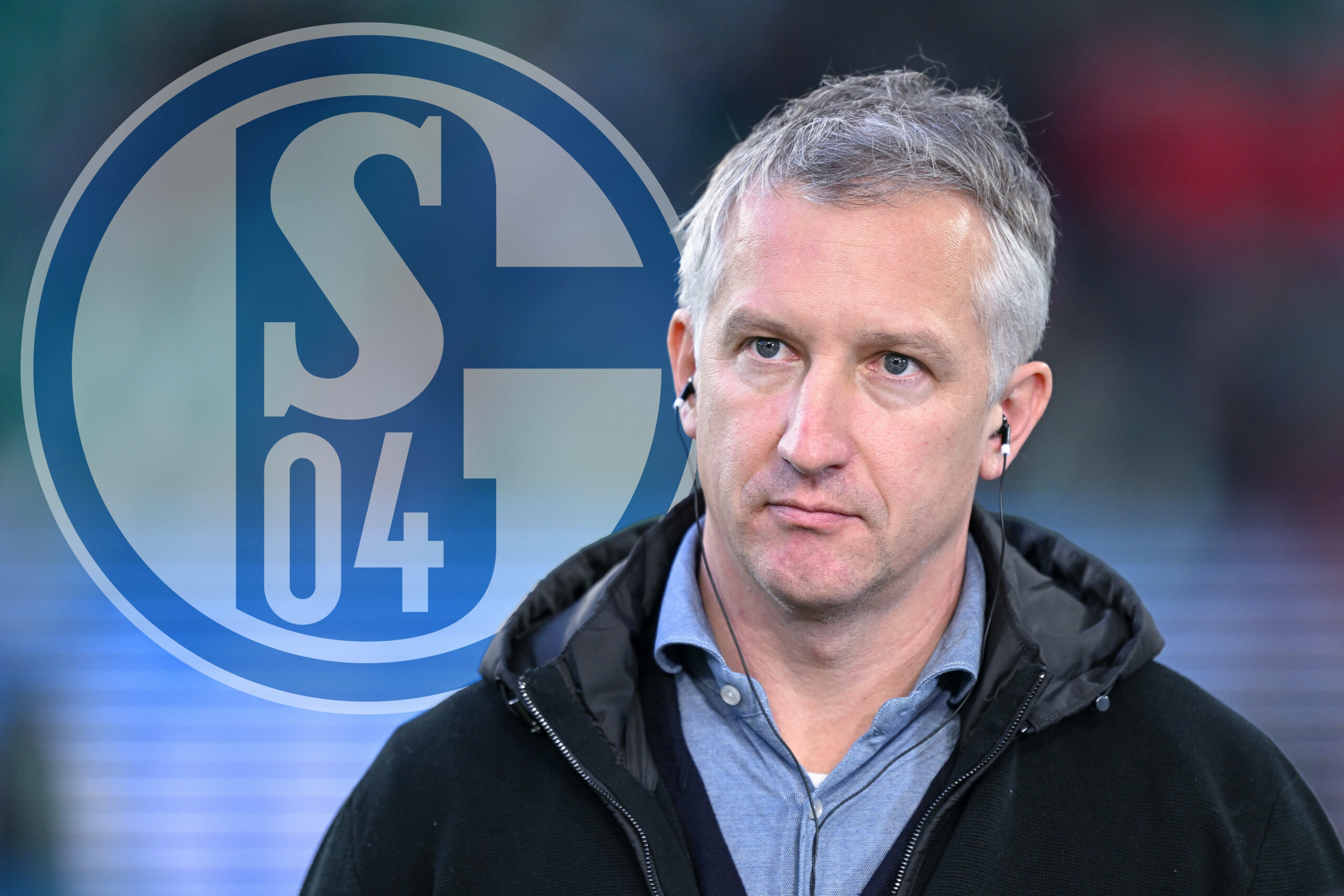 Frank Baumann mit Schalke-Logo im Hintergrund