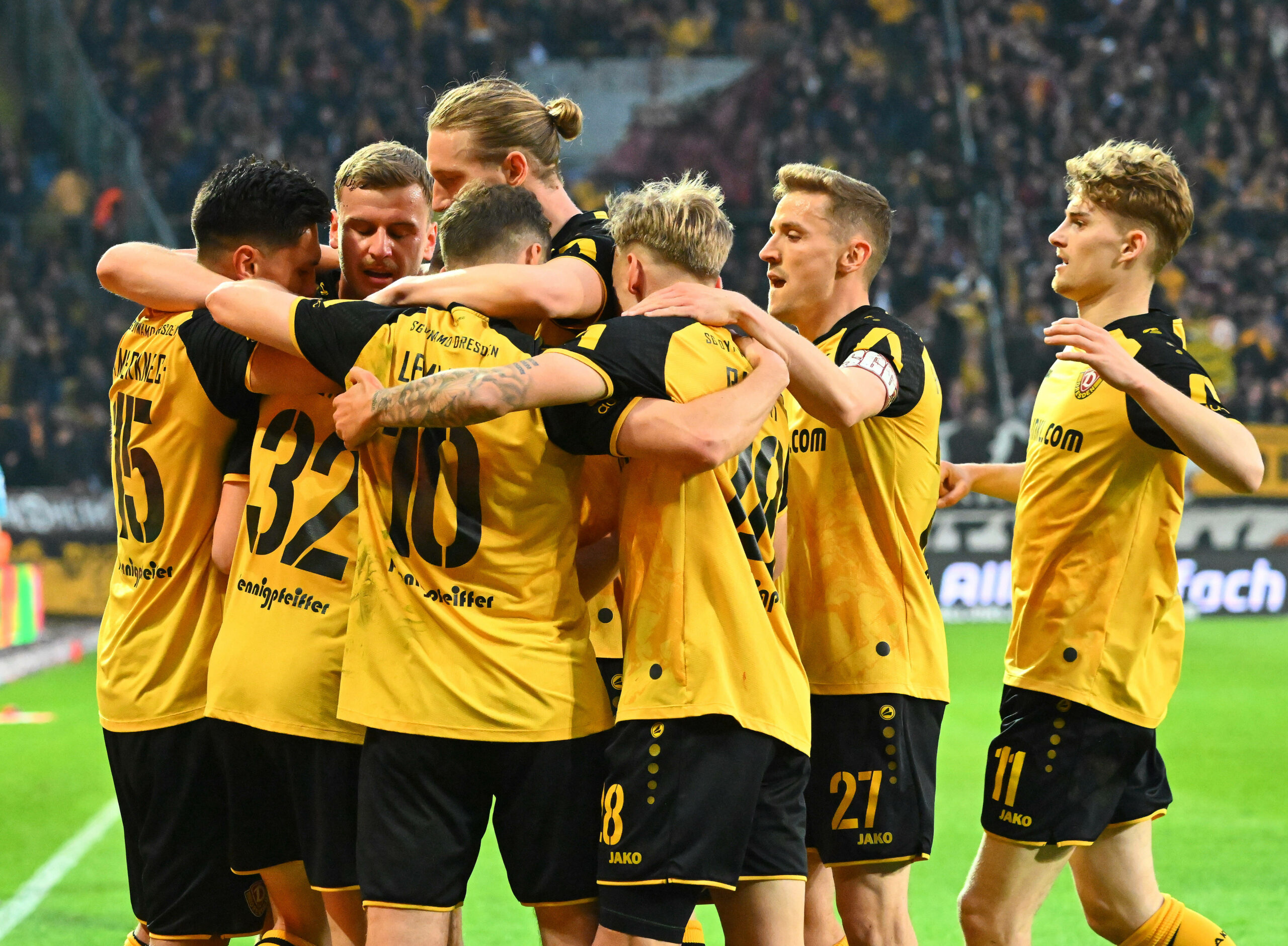 Dynamo Dresdens Spieler jubeln nach einem Tor